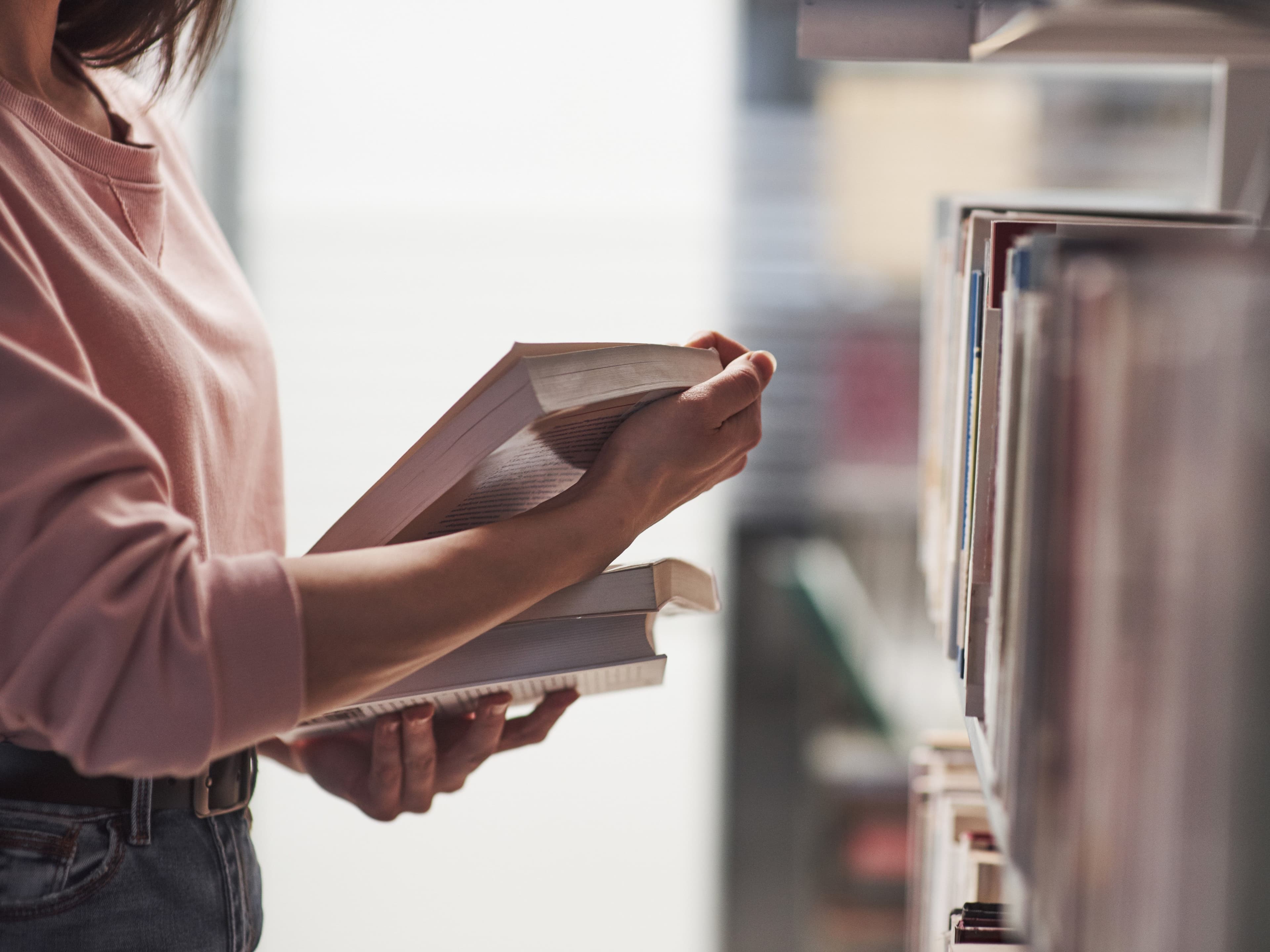 BIBLIOTECA | UFV ColecciónyAdquisiciones_Hero_horizontal de la biblioteca del campus BIBLIOTECA | UFV Estudiar en Universidad Privada Madrid