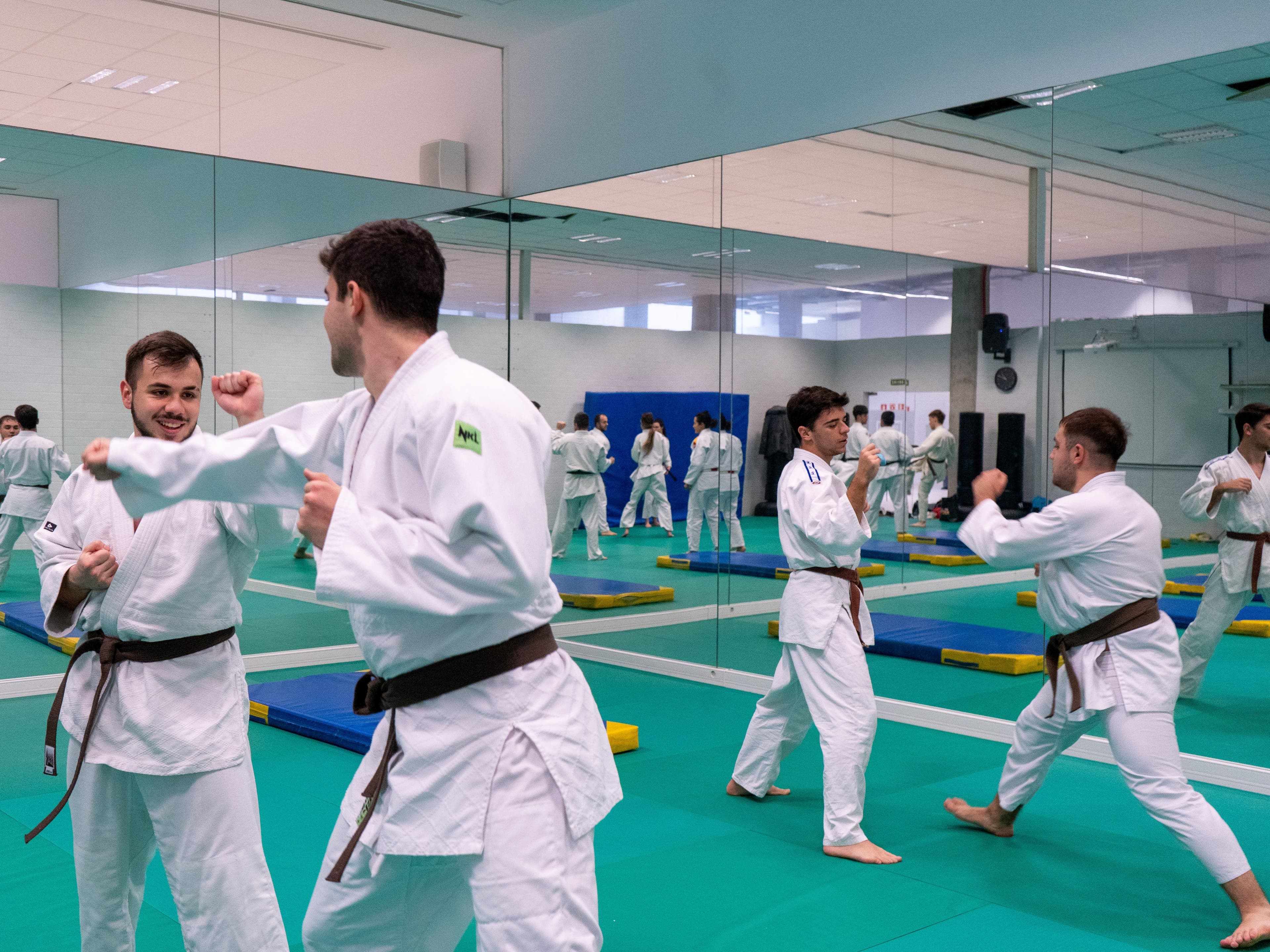 DEPORTES UFV | UFV Distributiva deportes_Basic2_Imagen horizontal de apoyo sobre alumnos practicando deporte en el campus DEPORTES UFV | UFV Estudiar en Universidad Privada Madrid