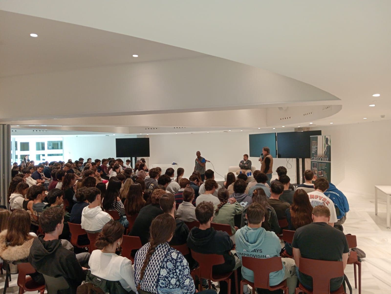 Un mensaje de esperanza y compasión: Gregoire Ahongbonon comparte su experiencia en África ante más de 200 estudiantes | UFV Imagen-de-WhatsApp-2025-11-04-a-las-12.16.58_f19678c8 Un mensaje de esperanza y compasión: Gregoire Ahongbonon comparte su experiencia en África ante más de 200 estudiantes | UFV Estudiar en Universidad Privada Madrid