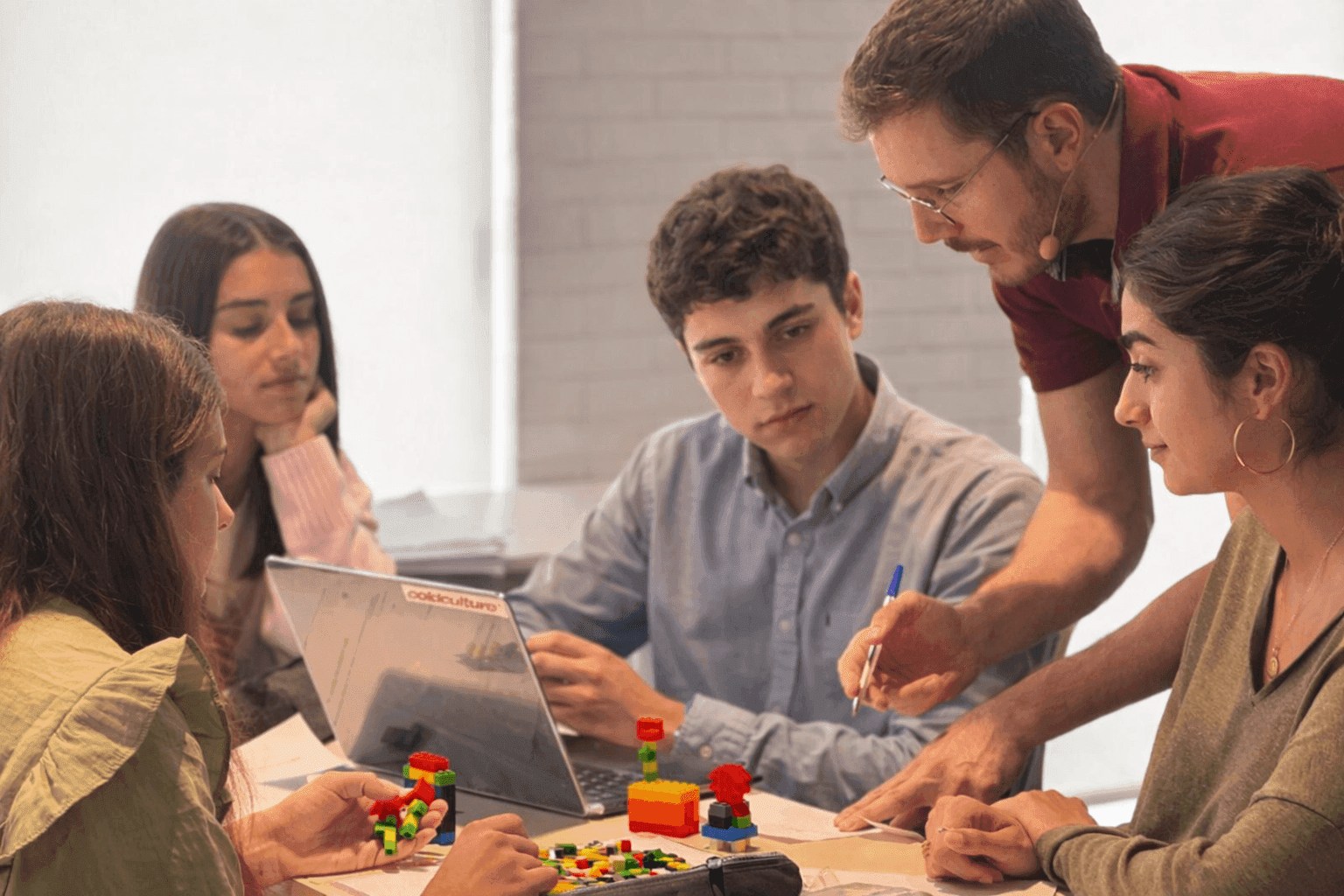 Emprender es un verbo humano: más allá del negocio, la búsqueda de un propósito Startup Experience (4) Emprender es un verbo humano: más allá del negocio, la búsqueda de un propósito Estudiar en Universidad Privada Madrid