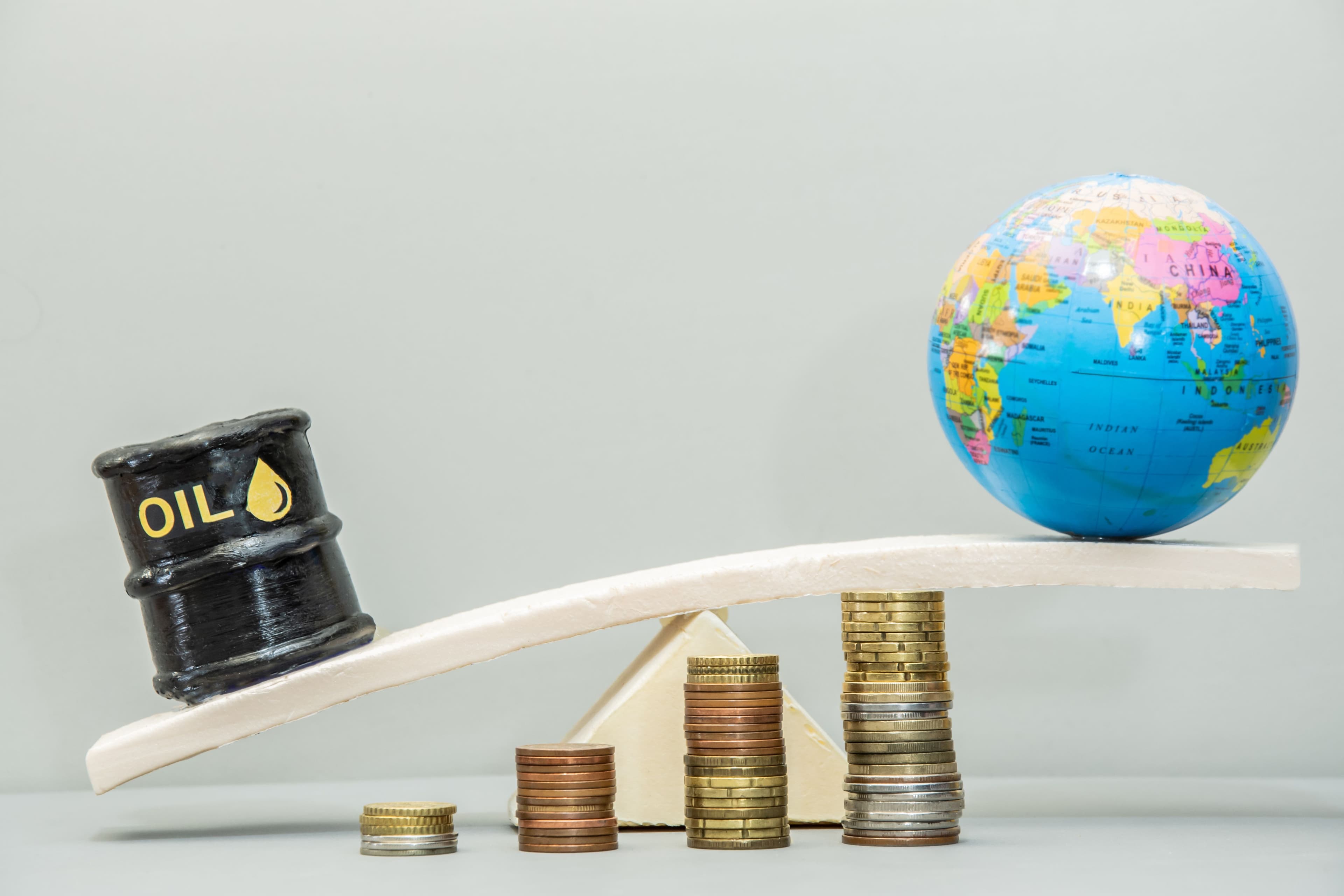 Alfredo Marcos ofrece una ponencia en la UFV sobre naturaleza humana y nuevas tecnologías | UFV an-oil-barrel-globe-balancing-on-a-board-above-st-2026-03-18-03-27-39-utc Alfredo Marcos ofrece una ponencia en la UFV sobre naturaleza humana y nuevas tecnologías | UFV Estudiar en Universidad Privada Madrid