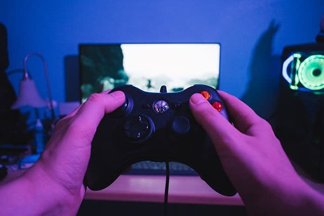 Facultad de Ciencias de la Comunicación close-up-of-a-video-console-controller-in-front-of-2026-01-08-06-54-27-utc Facultad de Ciencias de la Comunicación Estudiar en Universidad Privada Madrid