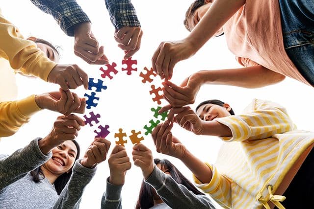 FACULTY OF HEALTH SCIENCES team-lgbtq-rainbow-hand-holding-jigsaw-puzzles-fla-2026-01-07-02-06-02-utc FACULTY OF HEALTH SCIENCES Estudiar en Universidad Privada Madrid